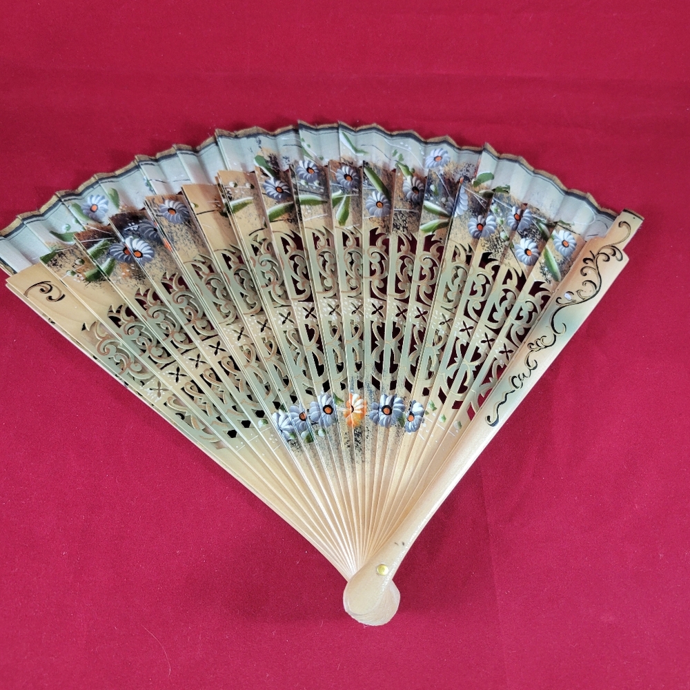 GORGEOUS HAND PAINTED ON BAMBOO,HAND HOLD FAN. - Picture 4 of 12